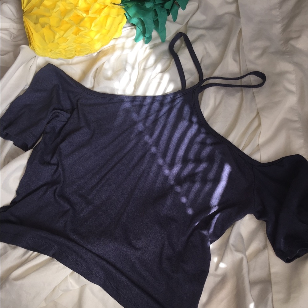 🌎Cut shoulder crop top🌎